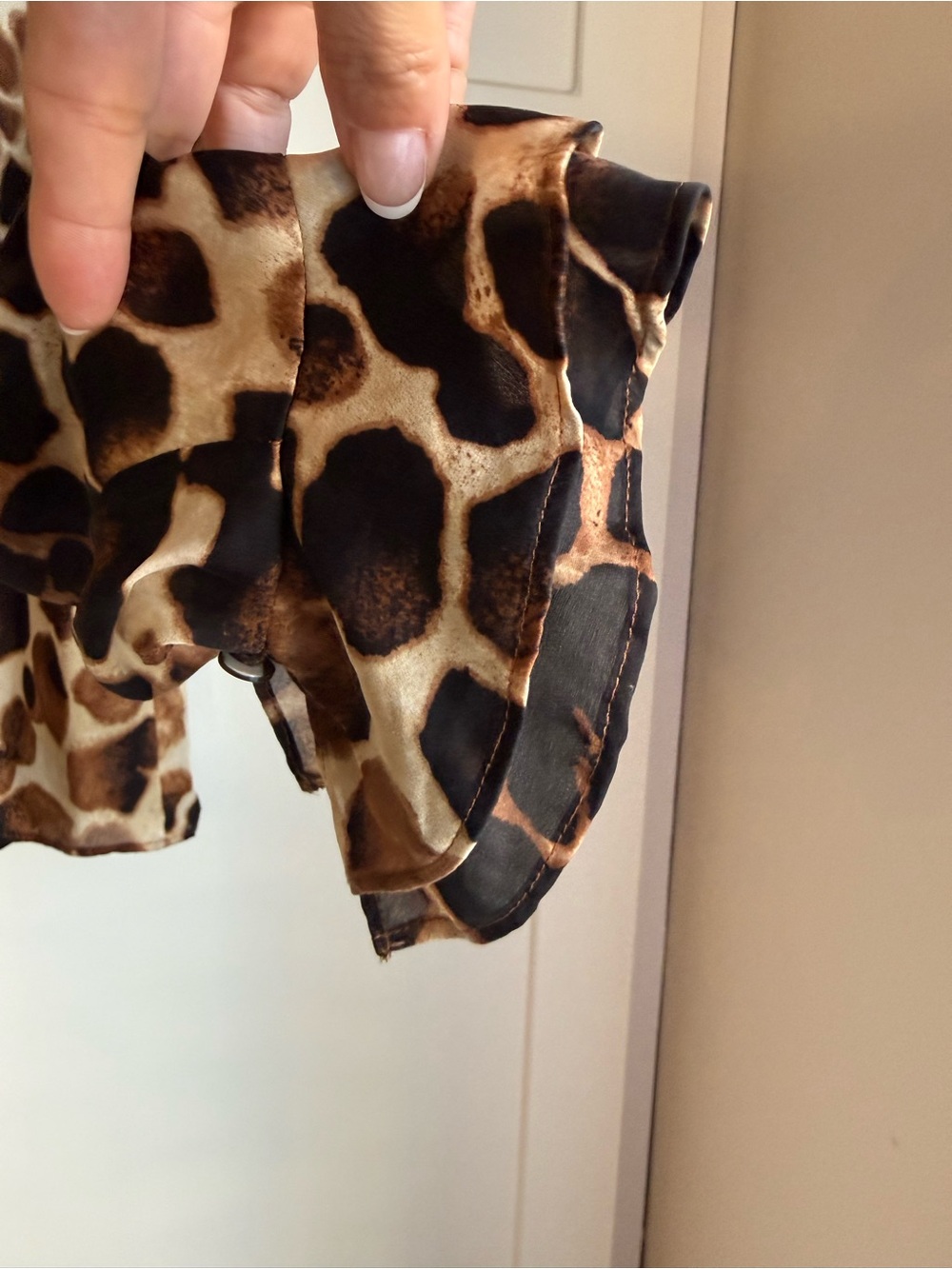 Liz Claiborne 100% Silk Giraffe Animal Print Tie Neck Blouse Brown Black M - Picture 5 of 10
